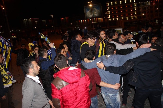 Kayseri’de Fenerbahçeli Taraftarlar Galibiyeti Kutladı