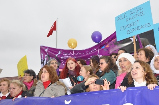 Kadınlar 8 Mart Dünya Kadınlar Gününde Yürüdü