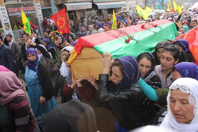 YPG’li Zehra Sezgin’in Cenazesini Kadınlar Omuzladı