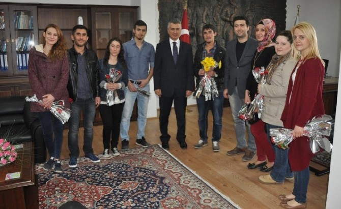 Sandıklı’da Üniversite Öğrencileri 8 Mart Dünya Kadınlar Gününü Halka Çiçek Dağıtarak Kutladı