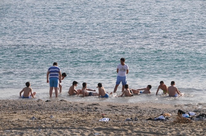 Alanya’da Deniz Sezonunu Çocuklar Açtı