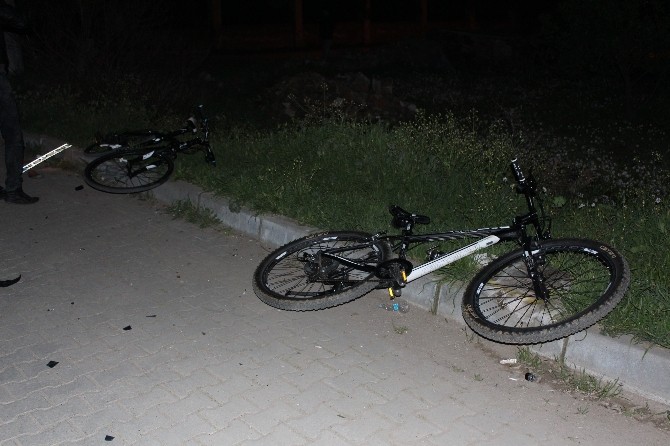 Bisikletli Gençlere Çarpıp Olay Yerinden Kaçtı