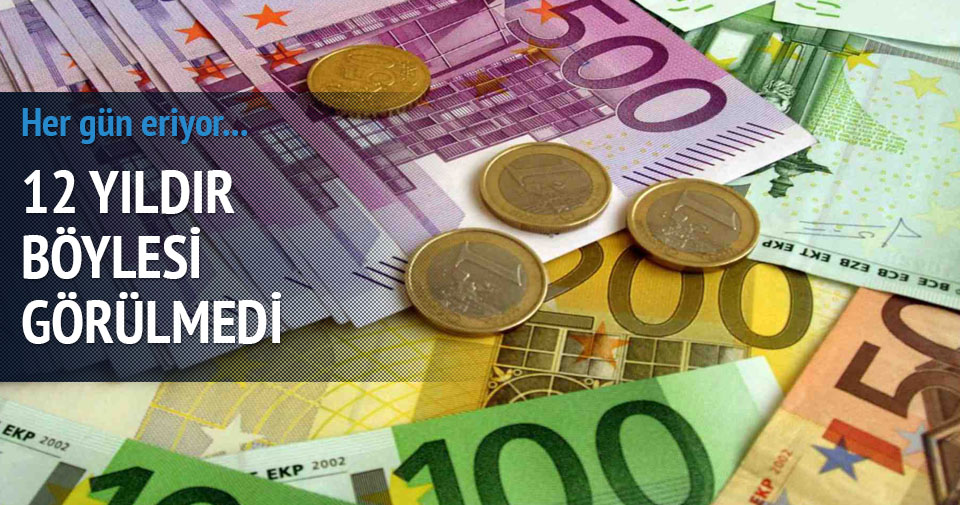 Euro dolar karşısında eriyor!