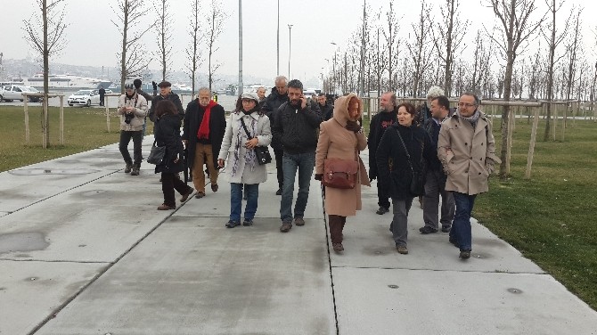 Sanatçılar Yaşar Kemal’in Heykeline Yürüdü