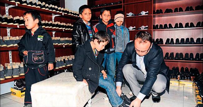 Altınay, Özbek çocuklara yardım elini uzattı