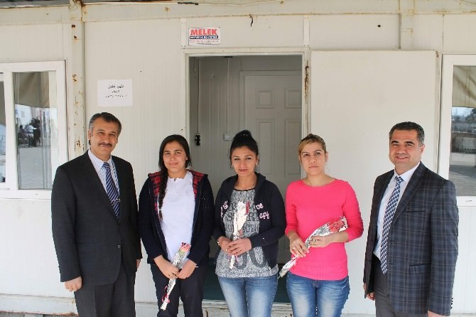 Aksoy, Sağlık Çalışanlarına Karanfil Dağıttı