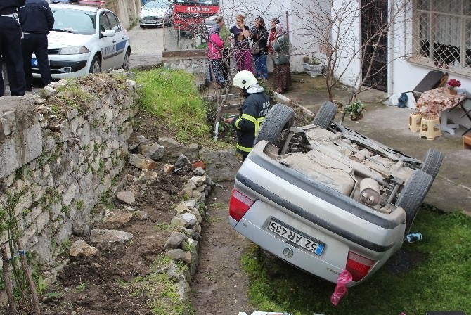 Otomobil Evin Bahçesine Yuvarlandı: 1 Yaralı