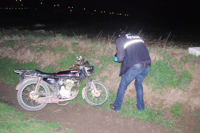 Polis Çalınan Motosikleti Tarlada Buldu