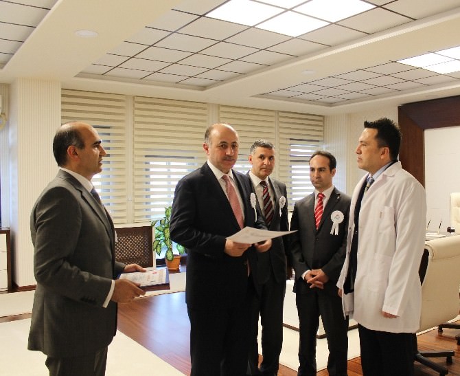 Vali Azizoğlu’ndan Yılın Doktorlarına Belge