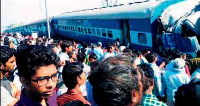 Hindistan’da tren raydan çıktı: 32 ölü