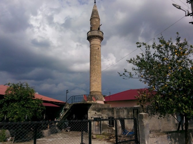 Cami Minaresine Yıldırım Düştü