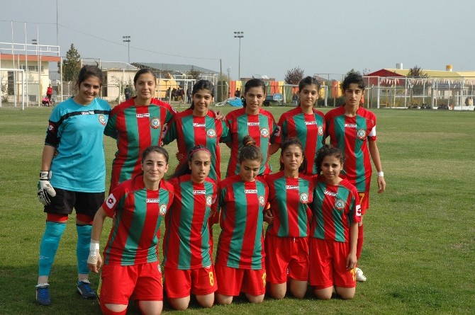 Diyarbakır Büyükşehir Belediyesi Kadın Futbol Takımı Fark Attı