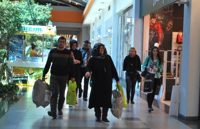 Alışveriş Merkezleri İranlı Turistlerle Güldü