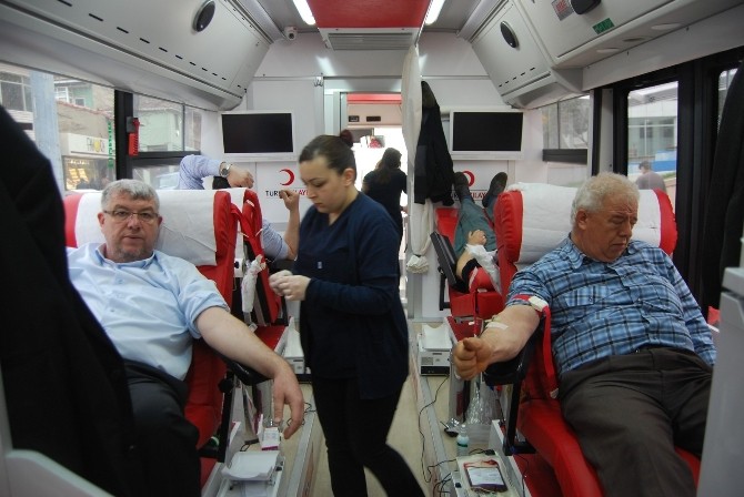Malkara Sakinleri Kızılay Otobüsünde Kan Bağışladı