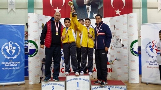 Yalova Saffet Çam Ortaokulu Küçük Erkekler Masa Tenisi’nde Türkiye Şampiyonu Oldu