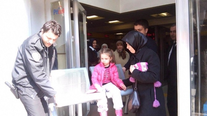 PTT’de Sıra Bekleyen Küçük Kızın Bacağı Sandalyeye Sıkıştı, İtfaiye Seferber Oldu