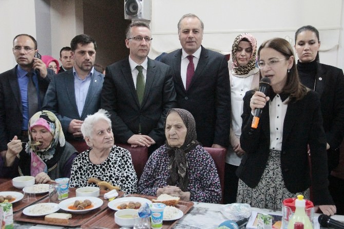 Aile Ve Politikalar Bakanı İslam Huzurevini Ziyaret Etti