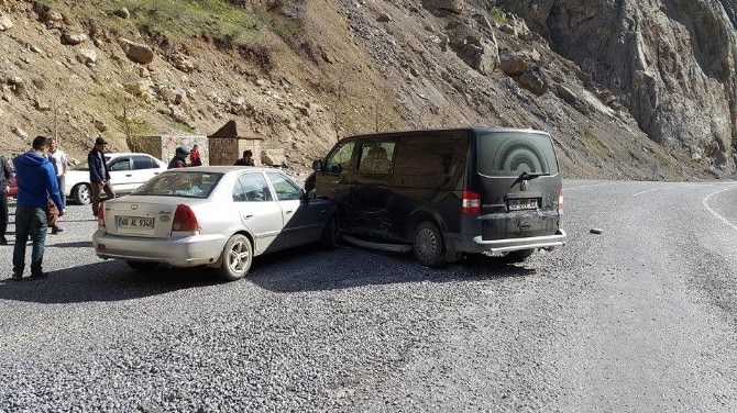 Hakkari’de Maddi Hasarlı Trafik Kazası