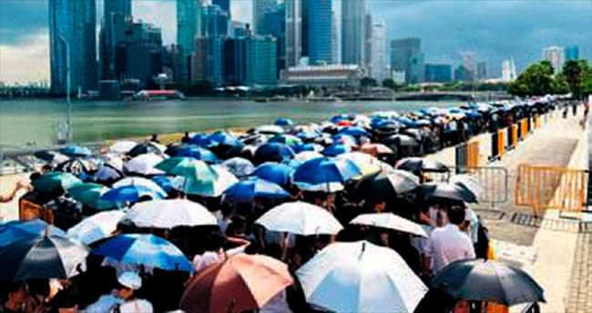 Singapur kurucu liderini, yağmur altında uğurladı