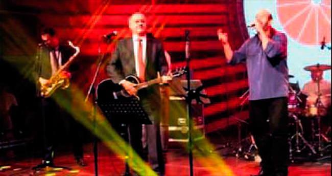 Cumhurbaşkanı hem çaldı hem de söyledi