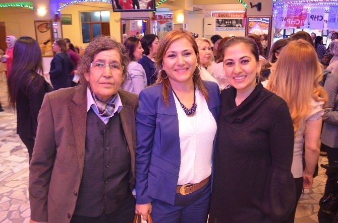 CHP’li Kadınlar Çay Partisinde Eğlendi