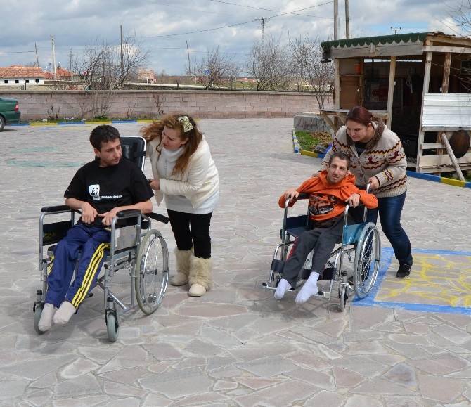 Yürüme Engelli Kardeşlere Tekerlekli Sandalye