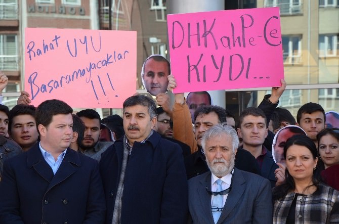 AK Partili Gençlerden Şehit Savcı Mehmet Selim Kiraz İçin Sessiz Protesto Eylemi
