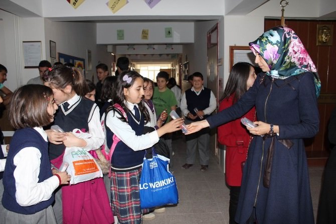 Erzincan’da Yüzlerce Kırtasiye Seti Öğrencilere Dağıtıldı