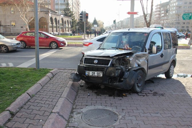 Kayseri’de Trafik Kazası: 2 Yaralı