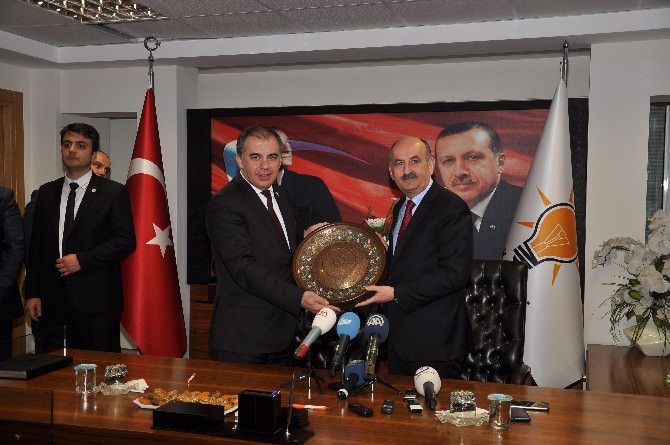 Bakan Müezzinoğlu: “Birileri Atatürk’ün Gölgesinde Yan Gelip Yatıyor”