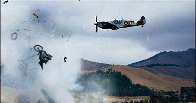 Uçağı düşen pilot gösteriye devam etti