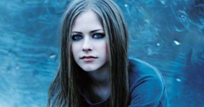 Avril Lavigne’yi kene ısırdı