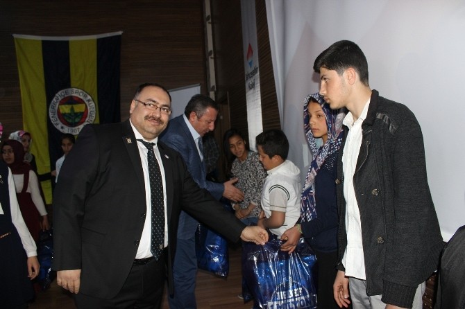 Fenerbahçe Klübü Dar Gelirli Çocuklara Forma Dağıttı