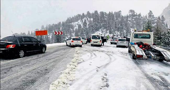 Antalya-Konya yolu karla kaplı