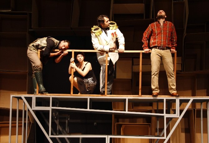 Tiyatro Anadolu’nun Yeni Oyunu: “İntiharın Genel Provası”