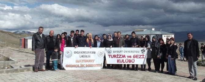 Bayburt Üniversitesi Öğrencileri Bayburt Çevresini Ağaçlandırıyor