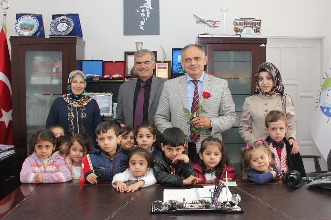 Yahyalılı Minikler Başkan Öztürk’ün Kutlu Doğum Haftasını Kutladı