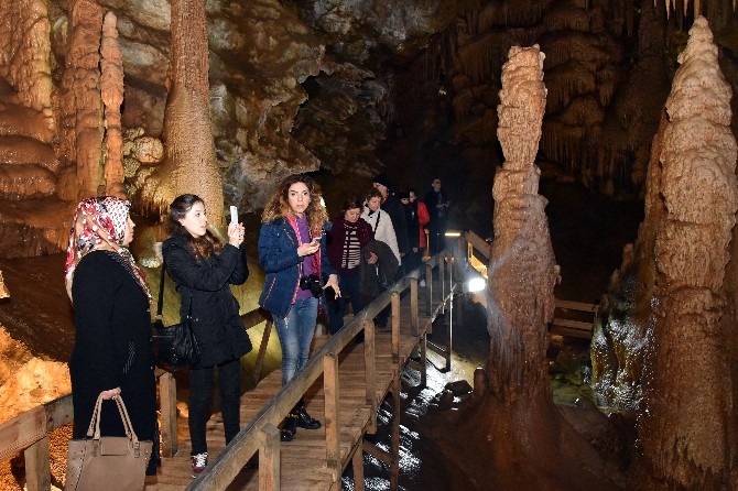 Karaca Mağarası’nda Sezonun İlk Turist Kafilesi Çiçek Ve Tatlıyla Karşılandı