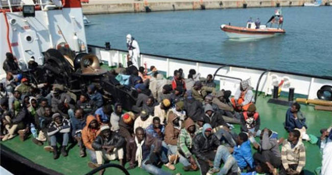 Göçmen teknesinde din kavgası: 12 kişi denize atıldı