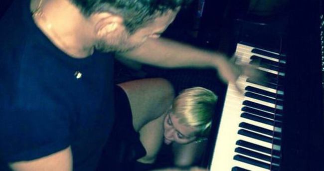 Türk fotoğrafçı, Miley Cyrus’a diz çöktürdü