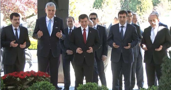 Ahmet Davutoğlu Turgut Özal’ın mezarını ziyaret etti