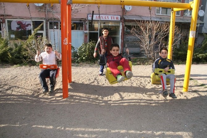 Yozgat’ta Havalar Isındı Parklar Çocuklarla Doldu