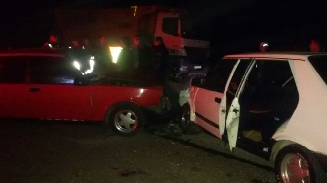 İki Otomobil Kafa Kafaya Çarpıştı: 5 Yaralı