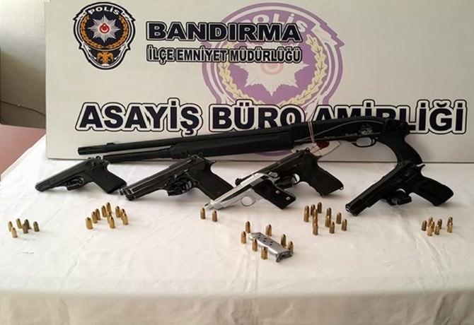 Bandırma’da Ruhsatsız Silahlar Ele Geçirildi