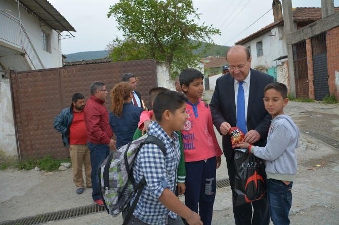 Başkan Özakcan’a Çocuklardan Sevgi Seli