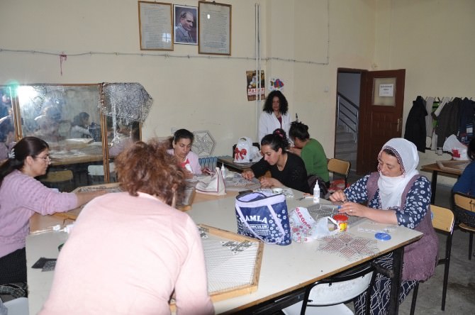 Tunceli’de Ev Hanımlarına Yönelik Kurslar Düzenleniyor
