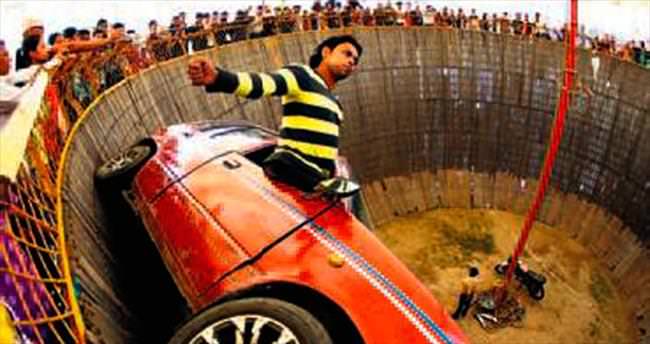 Ölüm duvarında motorlu araç şovu