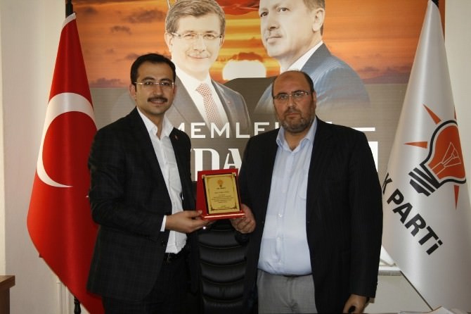 AK Parti İl Başkanı Tanrıver’den Aday Adaylarına Teşekkür Plaketi