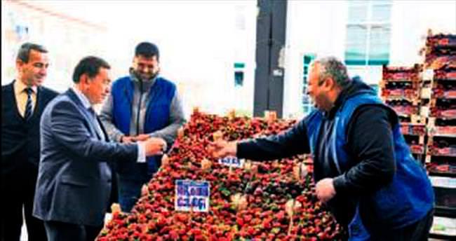 Başkan Çetin’den pazarcılara ziyaret