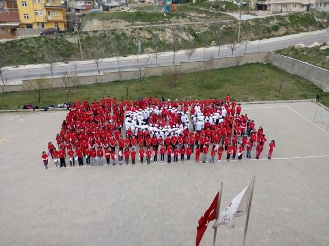 Öğrencilerden Dev Türk Bayrağı Figürü